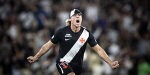 O centroavante Spinelli comemora o gol de empate do Vasco contra o Fluminense - Matheus Lima/Vasco.