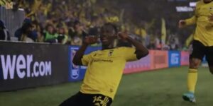 Yaw Yeboah comemora gol no tempo em que atuava pelo Columbus Crew - Reprodução / MLS