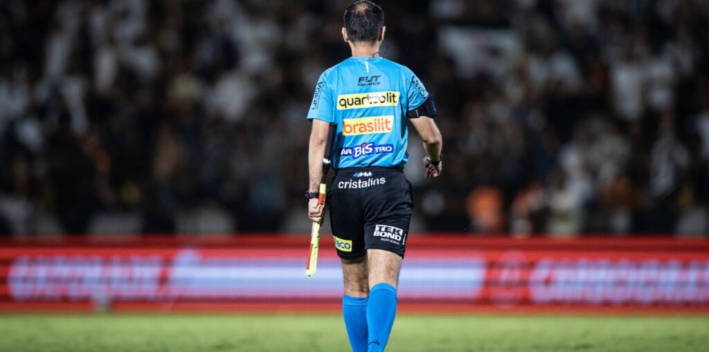 VAR faz árbitros irem de “vilões” do jogo a vitrines para as marcas