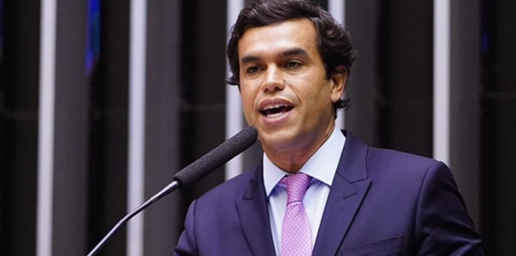 Comissão da Câmara tenta ouvir FFU, LiveMode e investidores sobre contratos com clubes