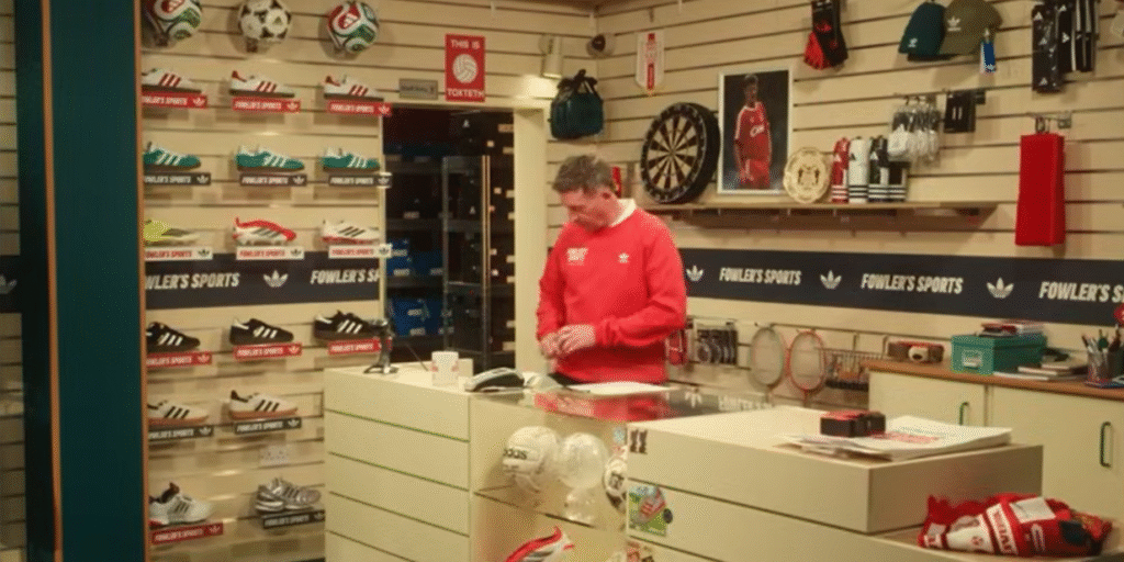 Liverpool e Adidas apostam em nostalgia em formato de sitcom para lançar novos uniformes