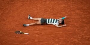 Carlos Alcaraz comemora título em Roland Garros 2025 - Divulgação / Roland Garros