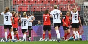 Nicole Anyomi (18) comemora o primeiro gol da Alemanha contra a Áustria na goleada de 5 a 1 pelas eliminatórias da Copa do Mundo Feminina 2027 - DFB/Divulgação