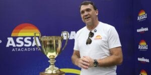 Petkovic com a taça do Cariocão 2026 - Divulgação