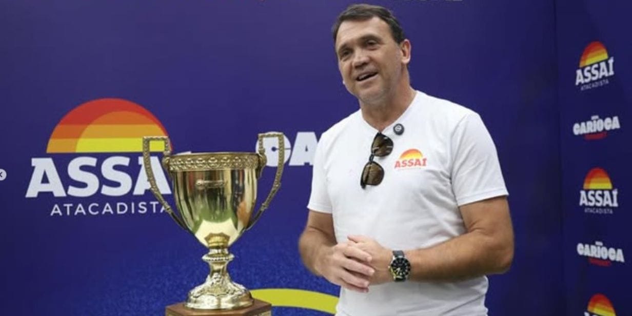 Petkovic com a taça do Cariocão 2026 - Divulgação