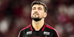 Nação BRB Fla passou a ocupar o espaço da clavícula da camisa do Flamengo de Arrascaeta - Gilvan de Souza/Flamengo