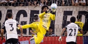 O goleiro Hugo Souza, do Corinthians, defende bola durante clássico com o Palmeiras - Rodrigo Coca/Agência Corinthians