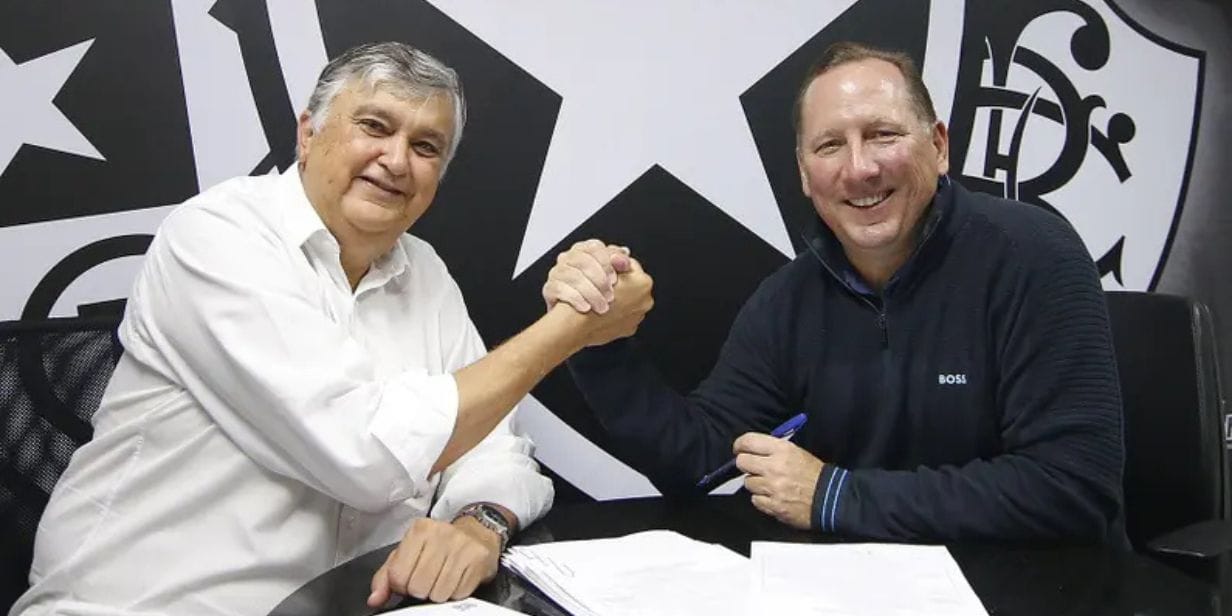 Durcesio Mello cumprimenta John Textor na época da negociação da SAF do Botafogo - Vítor Silva/Botafogo