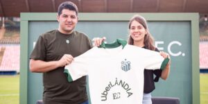 Fabio Mineiro (Uberlândia) e Isabela Mota (Uber) apresentam nova camisa do clube - Divulgação