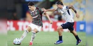 Savarino, do Fluminense, tenta passar pela marcação do Independiente Rivadavia - Marcelo Gonçalves/Fluminense