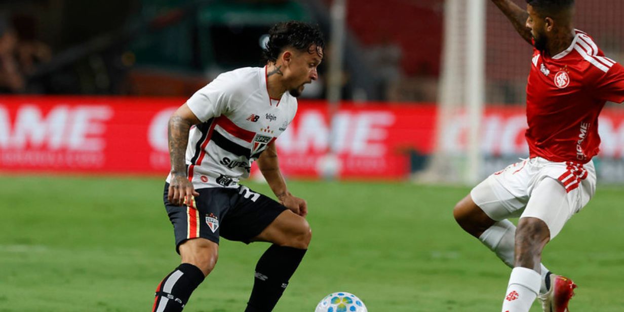 Estreante da noite, Artur, do São Paulo, tenta passar pela marcação do Internacional - Rubens Chiri / São Paulo