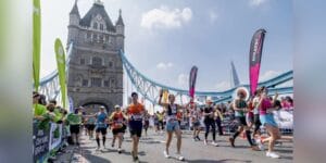 Corredores passam pela Tower Bridge durante a Maratona de Londres - Divulgação