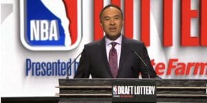 Mark Tatum, vice-comissário e diretor de operações da NBA, durante apresentação do draft - Reprodução