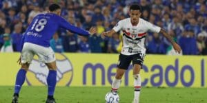 Djhordney, do São Paulo, tenta passar pela marcação de Ureña, do Millonarios - Rubens Chiri / São Paulo