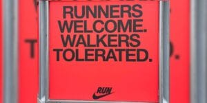 Nike retira placa de loja em Boston após polêmica com corredores, e concorrentes aproveitam deslize