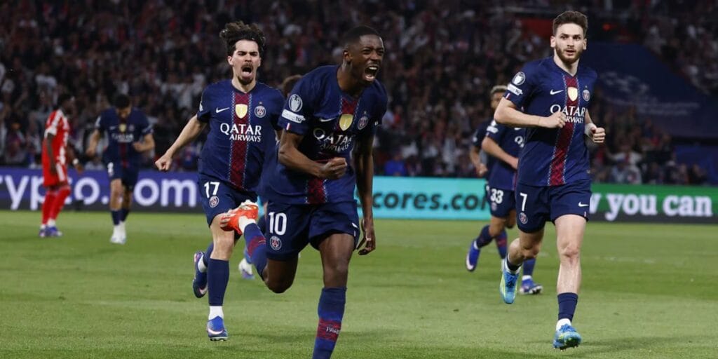 Dembélé (centro), Vitinha e Kvaratskhelia comemoram gol do PSG - Divulgação/PSG