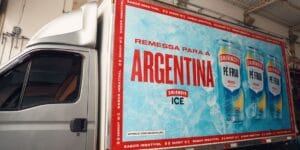 Smirnoff Ice explora superstição da torcida e “exporta” pé-frio para Argentina em campanha