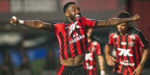 Cacá comemora o primeiro gol do Vitória no jogo contra o São Paulo pelo Brasileirão - Vitória / Divulgação