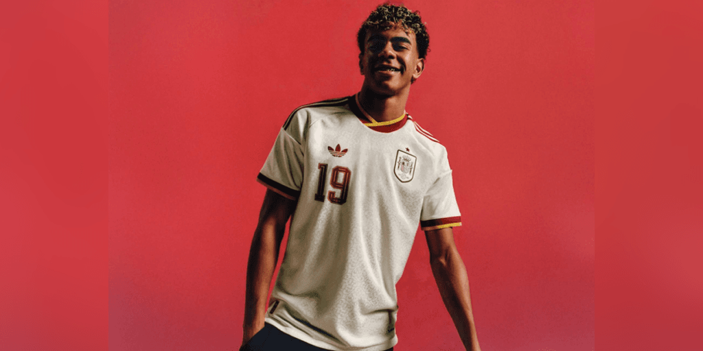A evolução das camisas das seleções campeãs mundiais ao longo das Copas do Mundo: Espanha