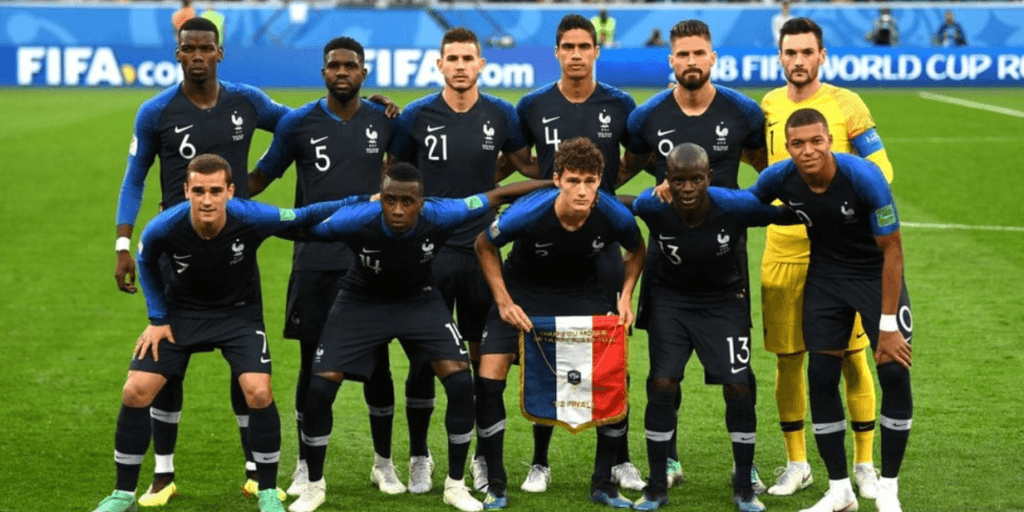 A evolução das camisas das seleções campeãs mundiais ao longo das Copas do Mundo: França