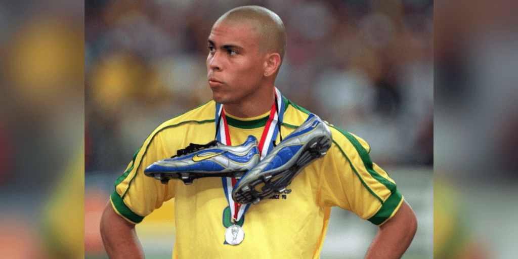 Materiais sintéticos e entrada da Nike: A transformação das chuteiras entre as Copas de 1990 e 2006