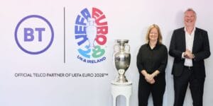 Allison Kirkby, diretora executiva do BT Group, e Guy-Laurent Epstein, diretor executivo de marketing da Uefa - Divulgação