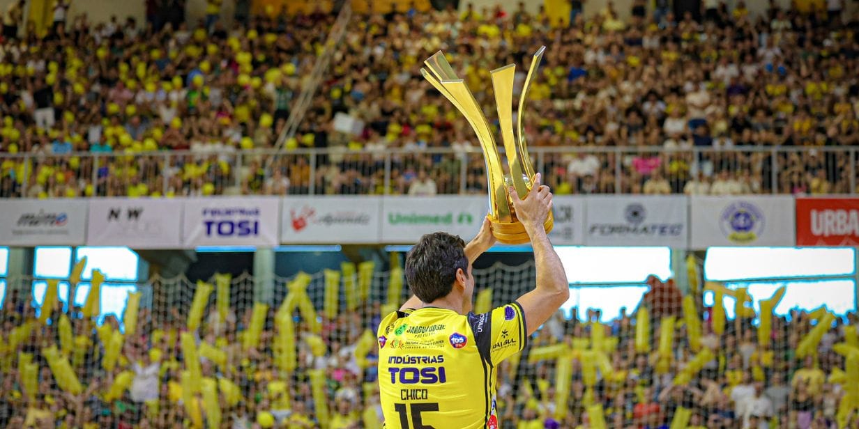O ala-pivô Chico ergue a taça de campeão da LNF de 2025 - Divulgação/LNF