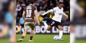 Carrillo, do Corinthians, chuta a bola, observado por Zapiola, do Platense - Rodrigo Coca/Agência Corinthians