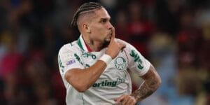 Paulinho pede silêncio à torcida após marcar o terceiro gol do Palmeiras - Cesar Greco/Palmeiras