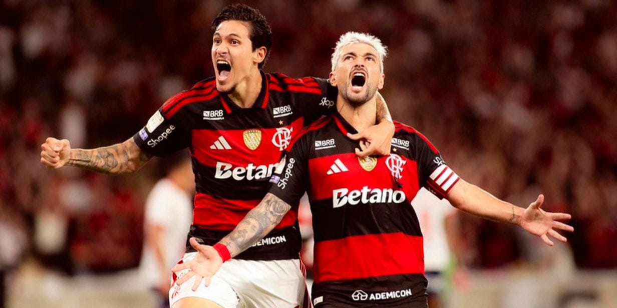 Pedro e Arrascaeta comemoram gol do Flamengo contra o Bahia, pelo Brasileirão - Adriano Fontes/Flamengo