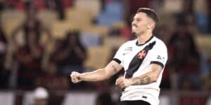 Hugo Moura, do Vasco, festeja o gol de empate no último lance do clássico contra o Flamengo - Matheus Lima/Vasco