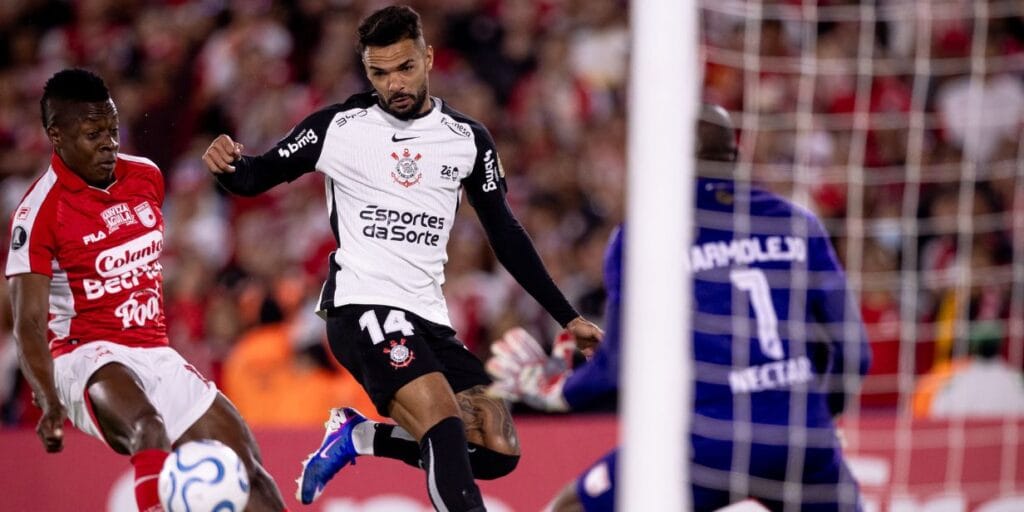 Raniele tenta passar pela marcação do Independiente Santa Fe em jogo da Libertadores - Rodrigo Coca/Agência Corinthians