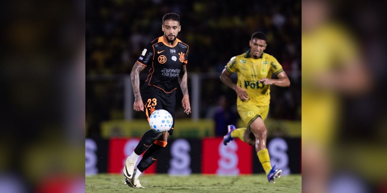 Matheus Pereira, do Corinthians, tenta passar pela marcação do Mirassol - Douglas Moreti/Agência Corinthians