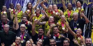 Jogadoras do Praia Clube comemoram o título da Superliga Feminina de Vôlei - Divulgação/CBV
