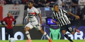 Danielzinho do São Paulo, tenta passar por Kauan Toledo, do Botafogo - Rubens Chiri e Paulo Pinto / São Paulo