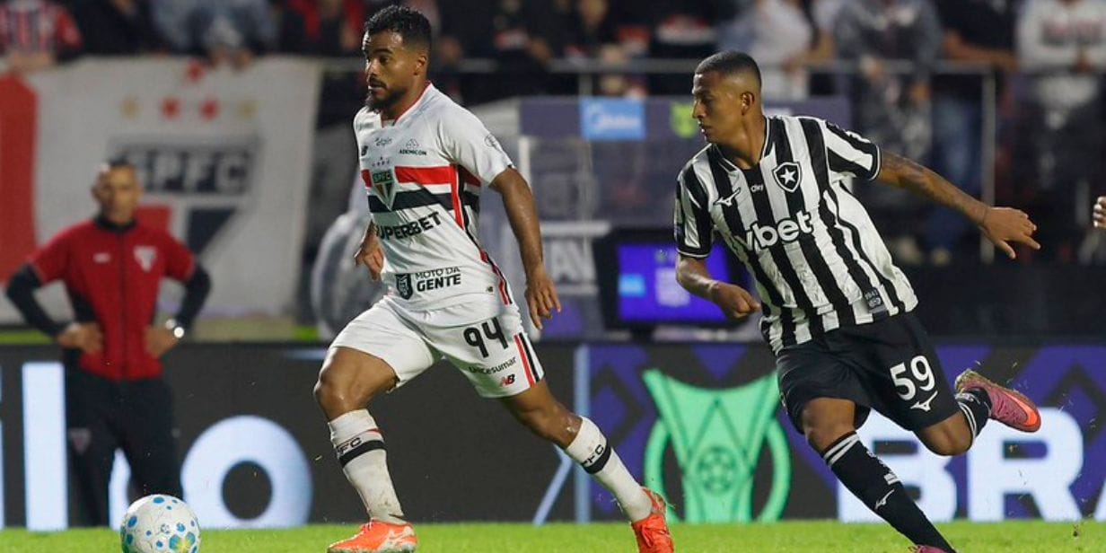 Danielzinho do São Paulo, tenta passar por Kauan Toledo, do Botafogo - Rubens Chiri e Paulo Pinto / São Paulo