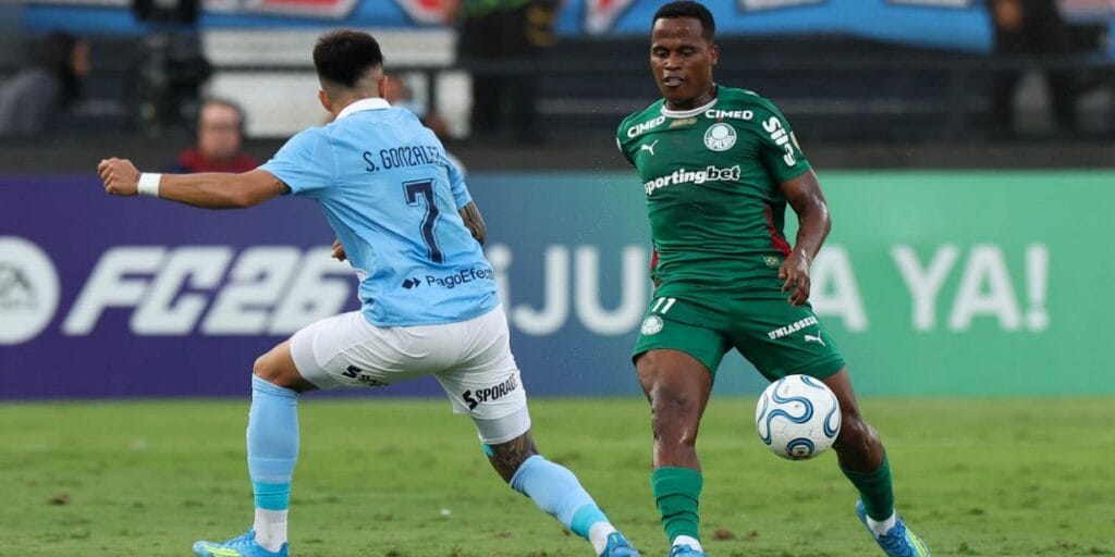 Arias, do Palmeiras, dribla González, do Sporting Cristal, pela Libertadores - Cesar Greco/Palmeiras