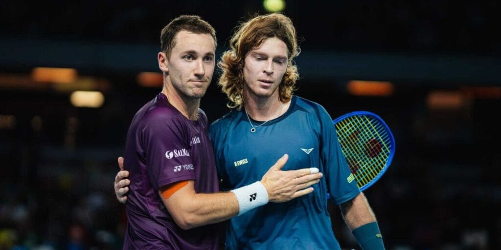 Casper Ruud cumprimenta Andrey Rublev após vitória na semifinal do UTS Londres 2025 - Divulgação