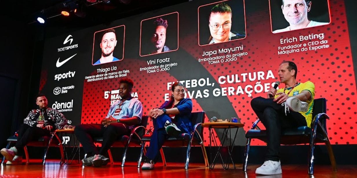 Thiago Lia, Vini Footz, Japa Mayumi e Erich Beting (mediador) durante o debate Futebol, cultura e novas gerações, dentro do 5º Fórum Máquina do Esporte – Diogo Anhasco/Fotop