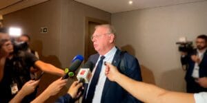 Osmar Stabile ainda não sabe se tentará reeleição, enquanto "Renovação e Transparência" é varrida do Corinthians