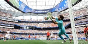 O goleiro Beiranvand, do Irã, defende bola no empate com a Bélgica - Fifa/Divulgação