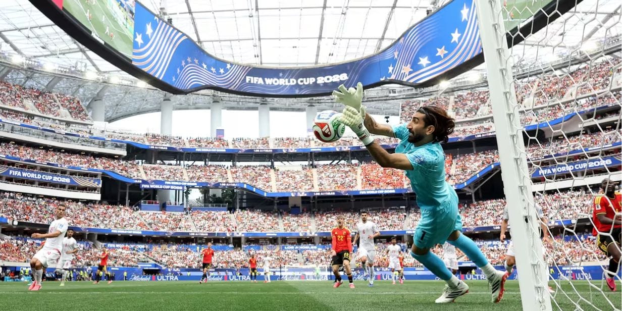 O goleiro Beiranvand, do Irã, defende bola no empate com a Bélgica - Fifa/Divulgação