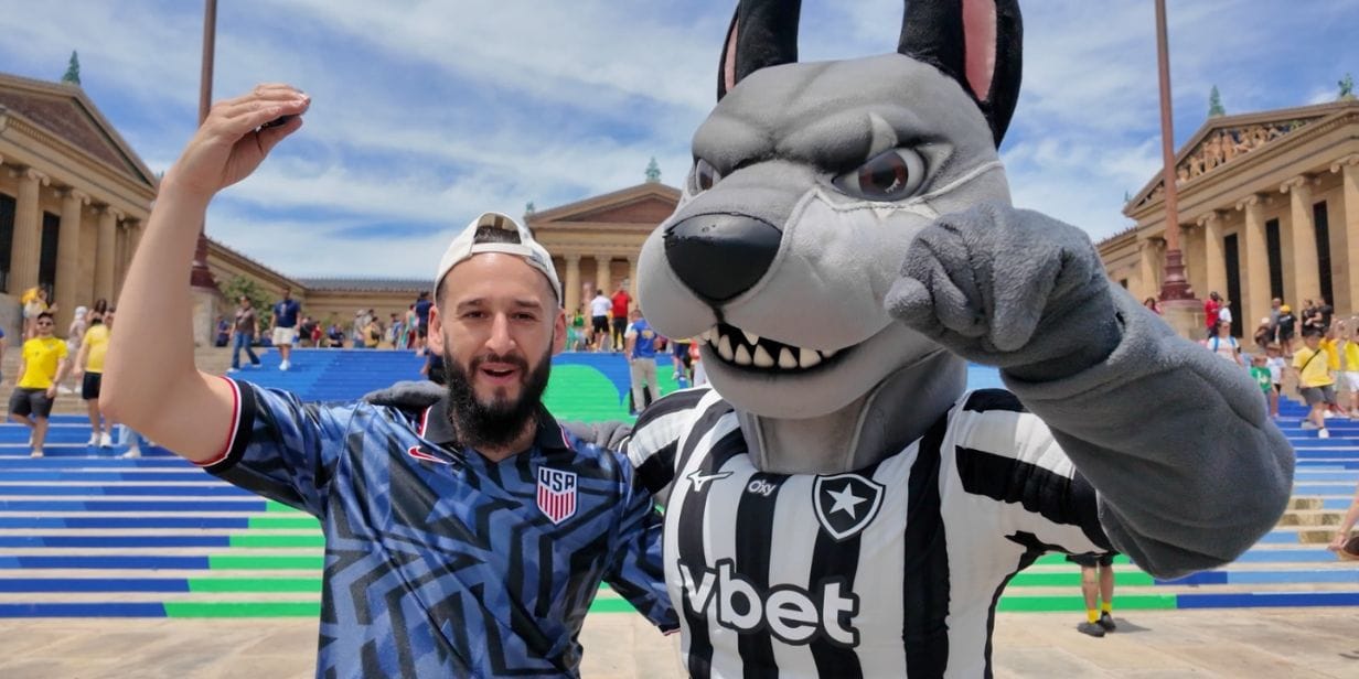 Bira, mascote do Botafogo, foi escalada para ações nos EUA - Divulgação