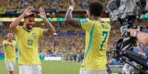 Lucas Paquetá cumprimenta Vini Jr. após gol do Brasil contra a Escócia - Rafael Ribeiro / CBF