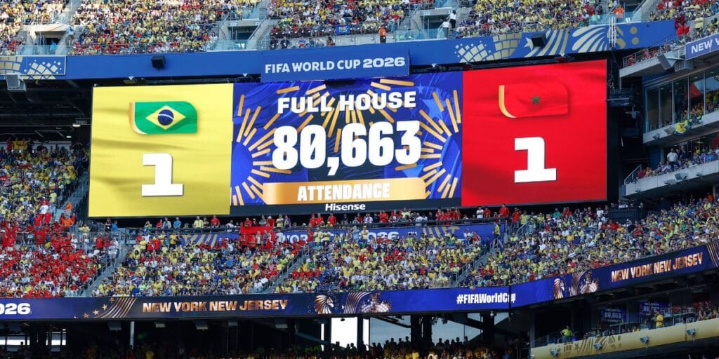 Telão do Nova York/Nova Jersey Stadium mostra o público de Brasil x Marrocos, na estreia da seleção na Copa do Mundo 2026 - Rafael Ribeiro e Nelson Terme / CBF