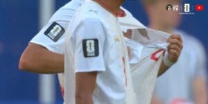 O meia Neil El Aynaoui, de Marrocos, mostra a camisa rasgada após disputa na área - Reprodução/YouTube @cazetv