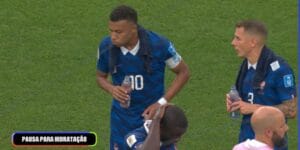 O atacante Mbappé, da França, durante a pausa para hidratação no jogo contra o Iraque - Reprodução/YouTube @cazetv