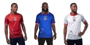 Os modelos da camisa do Haiti que foram alvo de controvérsia com a Fifa - Divulgação