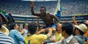 Pelé é carregado por torcedores após a conquista do tricampeonato no México, em 1970 - Divulgação/Fifa