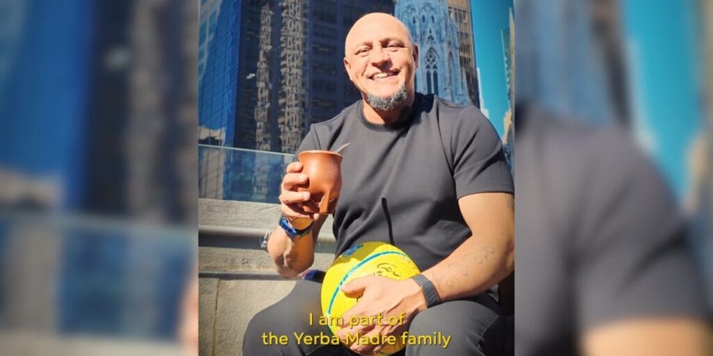 Na onda da Copa, Roberto Carlos vira embaixador de marca de mate ao lado do segurança de Lionel Messi